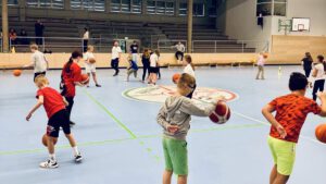 Mehr über den Artikel erfahren Aktions-Basketballtag in Grimmen begeistert Schülerinnen und Schüler