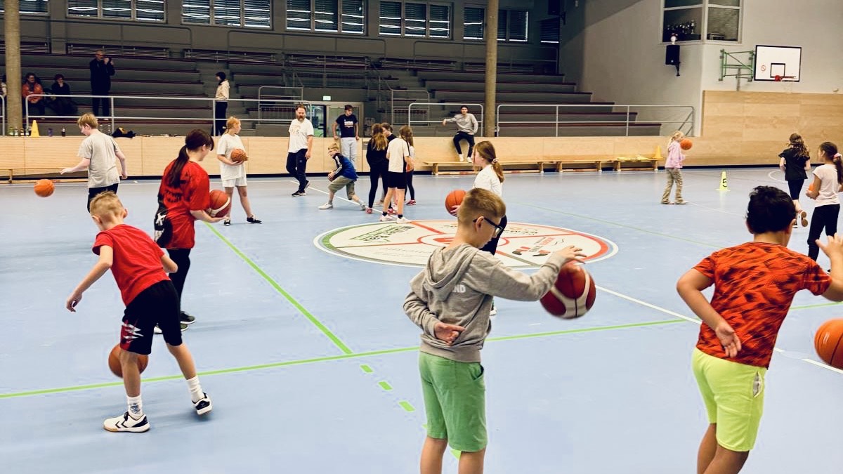Du betrachtest gerade Aktions-Basketballtag in Grimmen begeistert Schülerinnen und Schüler