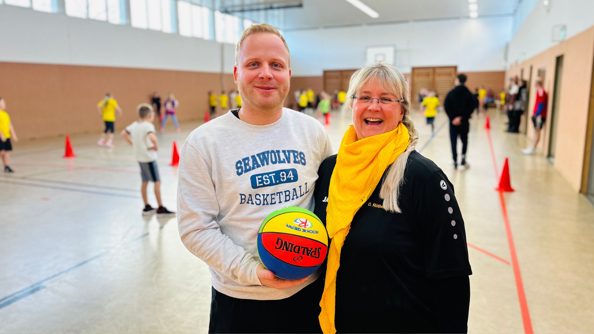 Mehr über den Artikel erfahren Basketball-Aktionstag an der Grundschule Jarmen begeistert rund 150 Kinder