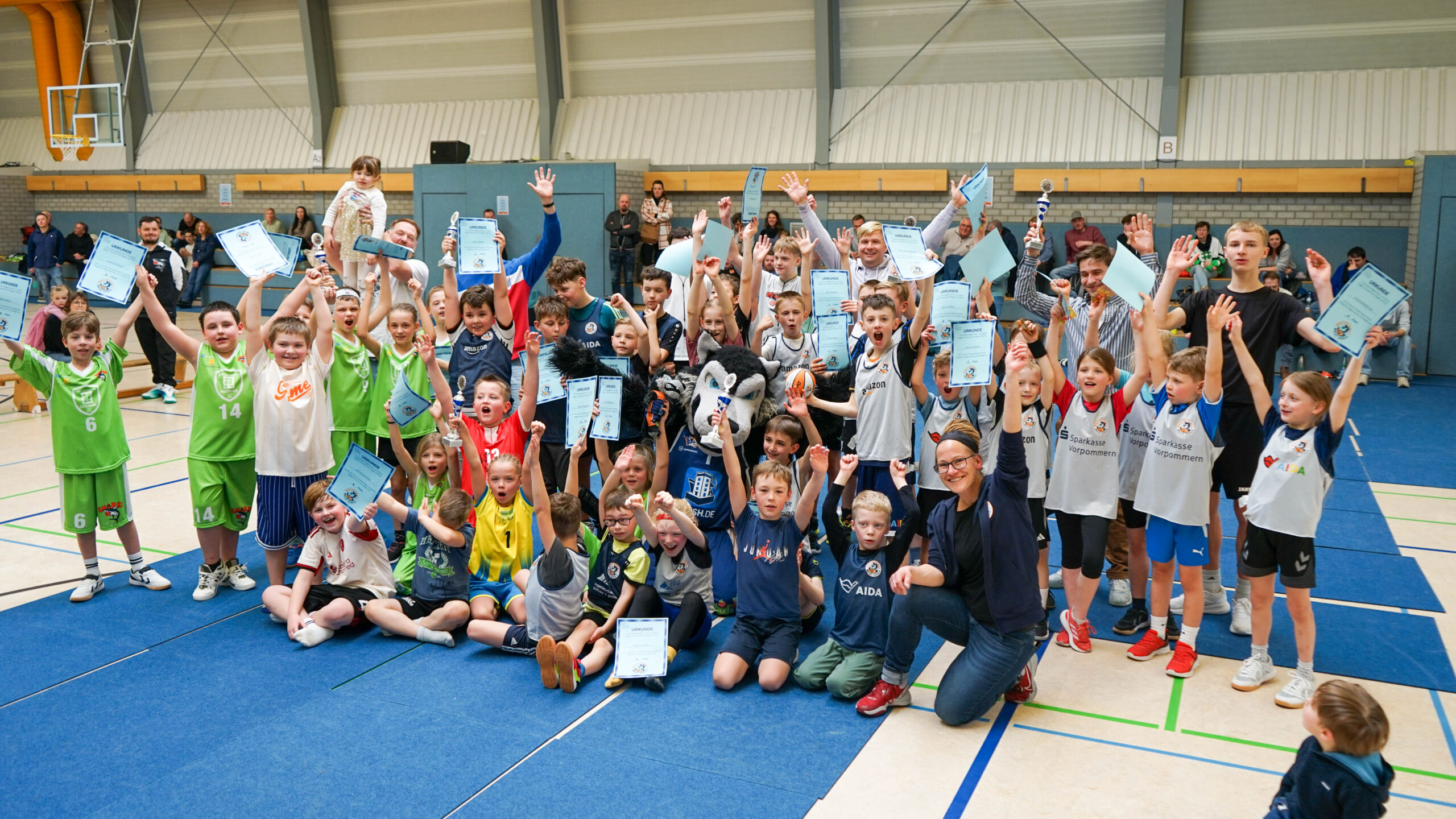 Mehr über den Artikel erfahren Erstes „Basketball macht Schule“-Turnier in Vorpommern-Rügen begeistert junge Talente